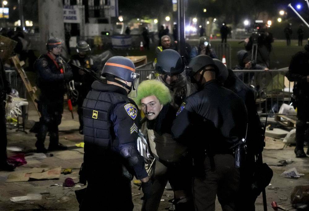 California Üniversitesi’ndeki Filistin’e destek gösterisine polis baskını: 132 gözaltı 11