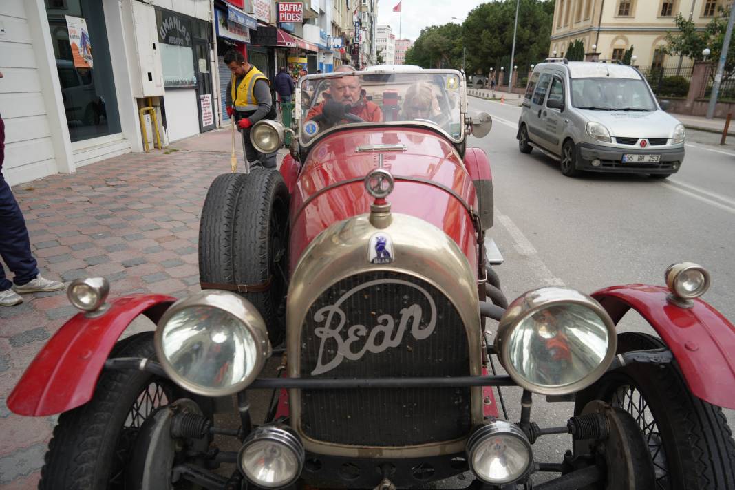 100 yaşındaki otomobille İngiltere'den Trabzon'a geldiler 5