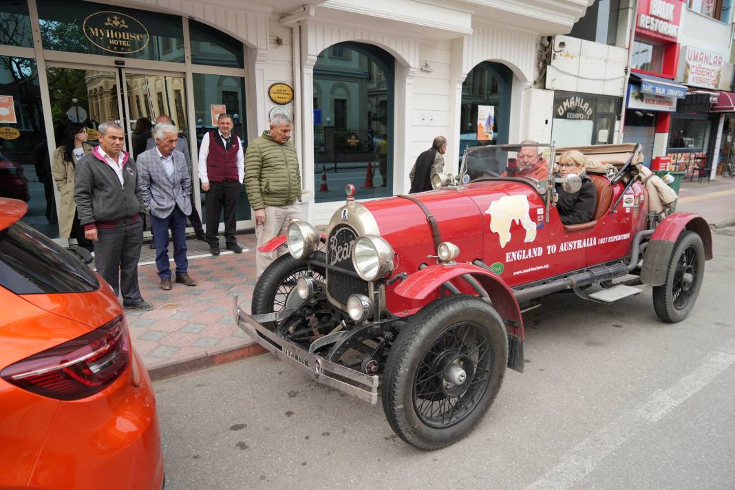 100 yaşındaki otomobille İngiltere'den Trabzon'a geldiler 4