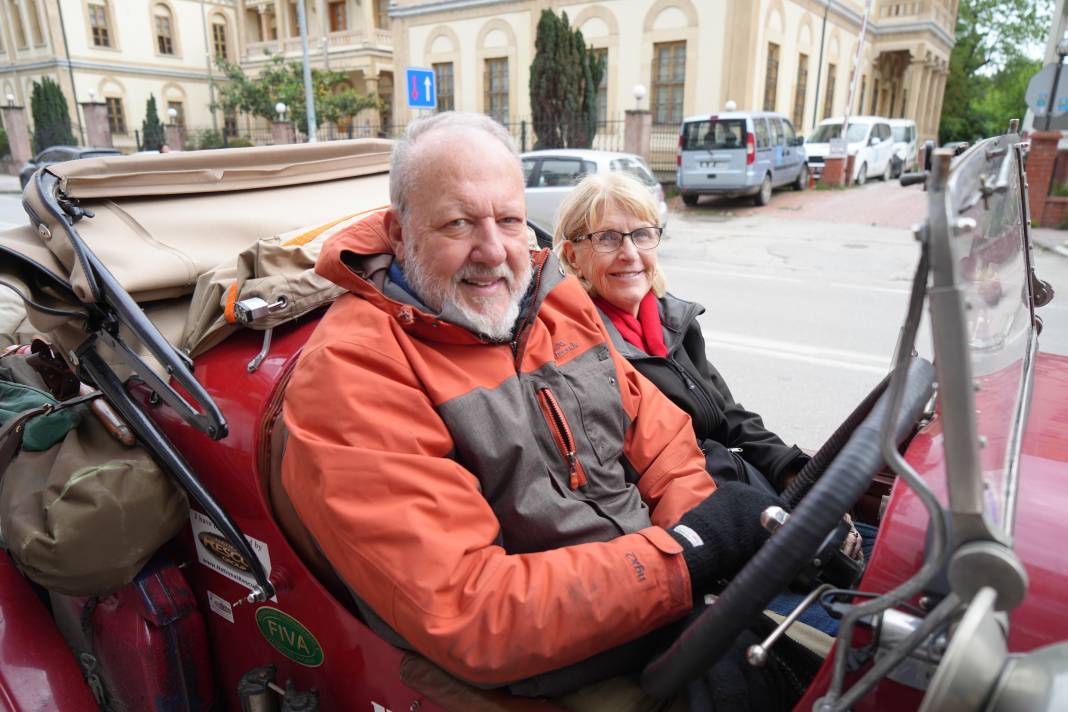 100 yaşındaki otomobille İngiltere'den Trabzon'a geldiler 7