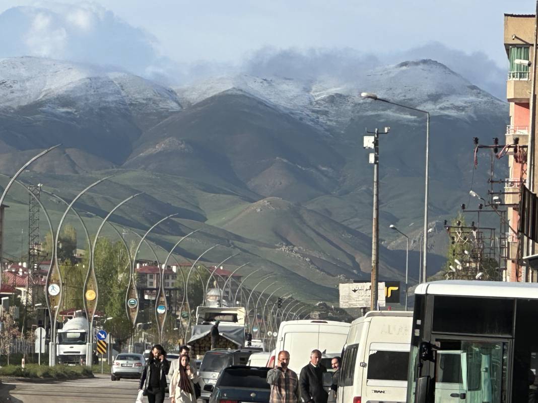 Hakkari mayıs ayında yağan karla beyaza büründü 2