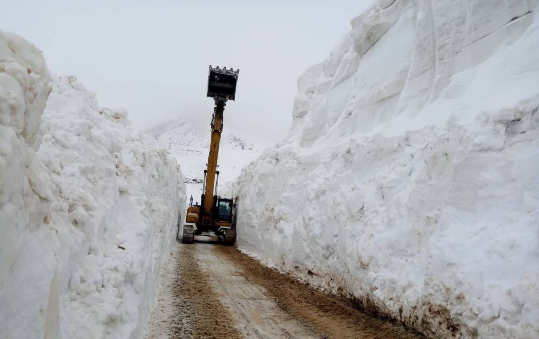 Mayıs ayında karla mücadele: 6 metrelik tüneller oluştu 7
