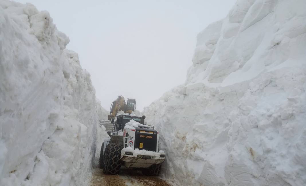 Mayıs ayında karla mücadele: 6 metrelik tüneller oluştu 5