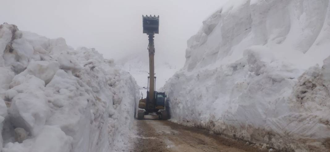 Mayıs ayında karla mücadele: 6 metrelik tüneller oluştu 9