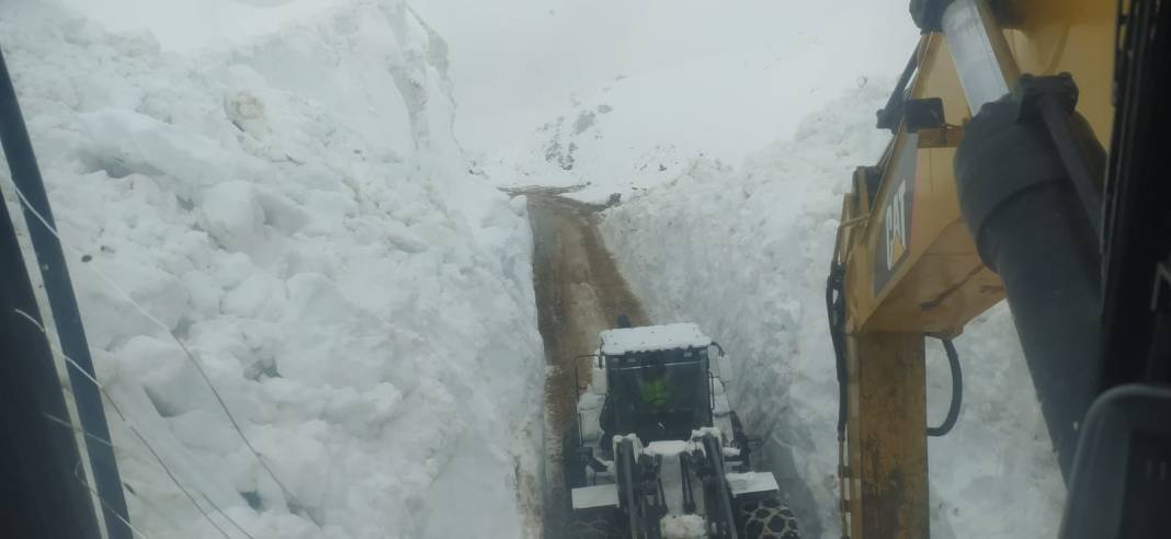 Mayıs ayında karla mücadele: 6 metrelik tüneller oluştu 8