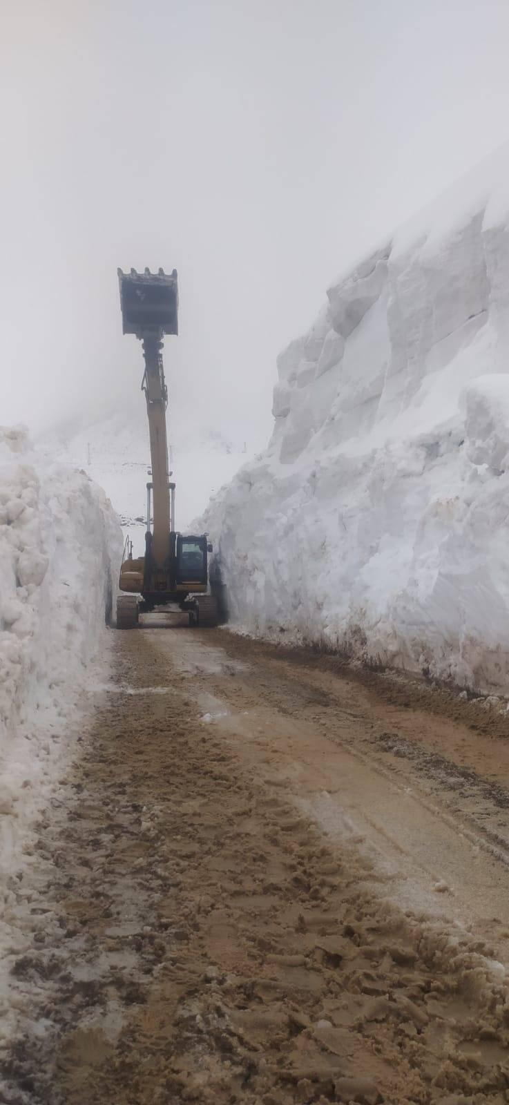 Mayıs ayında karla mücadele: 6 metrelik tüneller oluştu 4
