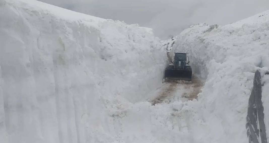 Mayıs ayında karla mücadele: 6 metrelik tüneller oluştu 1