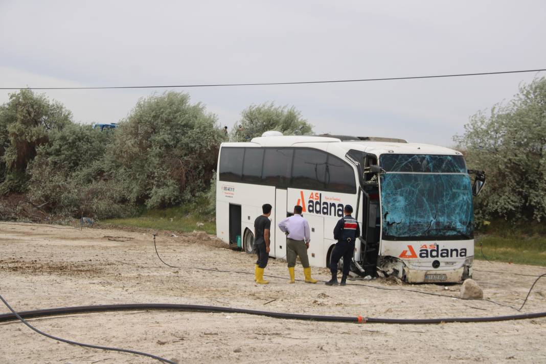 Kayseri'de yoldan çıkan yolcu otobüsü tarlaya girdi: 4 yaralı 1