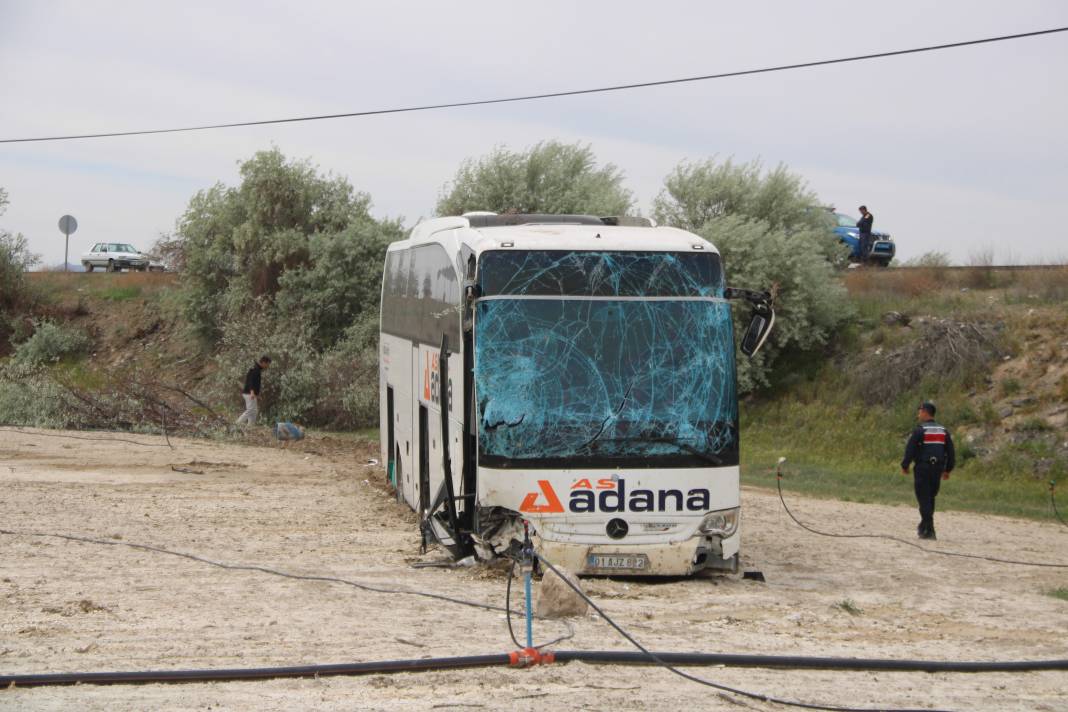 Kayseri'de yoldan çıkan yolcu otobüsü tarlaya girdi: 4 yaralı 2