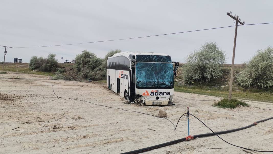 Kayseri'de yoldan çıkan yolcu otobüsü tarlaya girdi: 4 yaralı 6