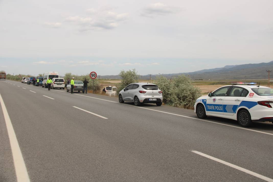 Kayseri'de yoldan çıkan yolcu otobüsü tarlaya girdi: 4 yaralı 5