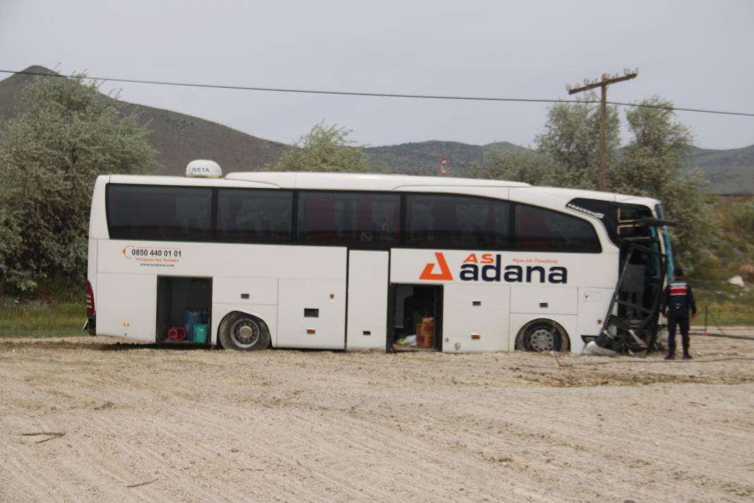 Kayseri'de yoldan çıkan yolcu otobüsü tarlaya girdi: 4 yaralı 7