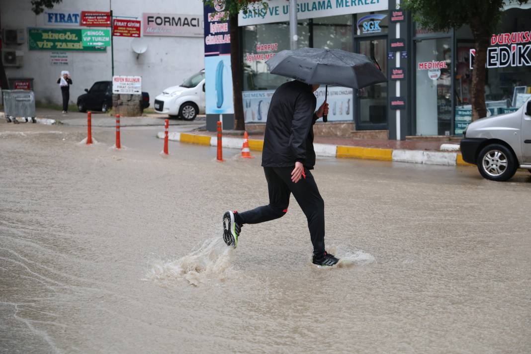 Sağanak yağış Elazığ’da hayatı felç etti 5