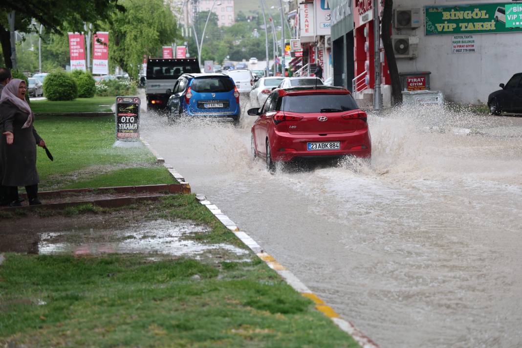 Sağanak yağış Elazığ’da hayatı felç etti 3