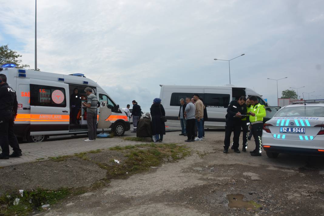 Tekstil işçilerini taşıyan servis minibüsü kaza yaptı: 10 yaralı 1