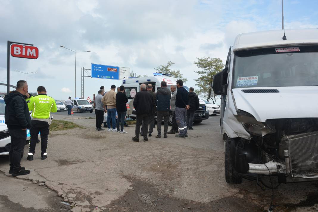 Tekstil işçilerini taşıyan servis minibüsü kaza yaptı: 10 yaralı 5