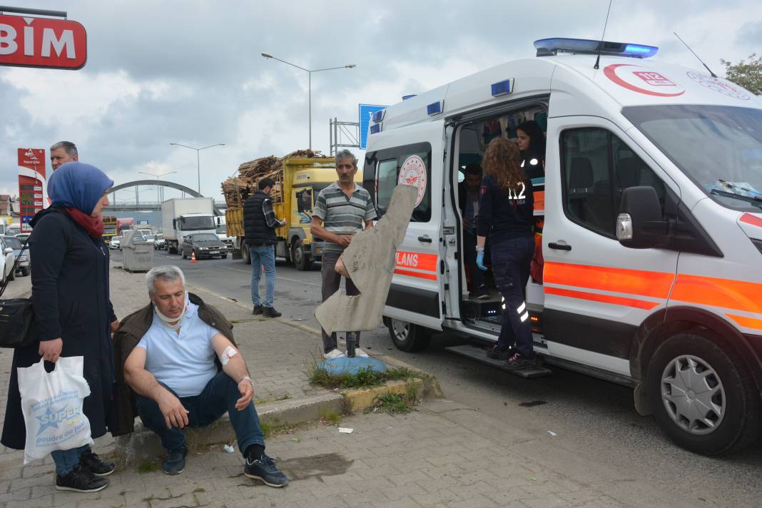 Tekstil işçilerini taşıyan servis minibüsü kaza yaptı: 10 yaralı 6