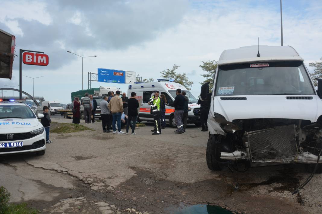 Tekstil işçilerini taşıyan servis minibüsü kaza yaptı: 10 yaralı 7