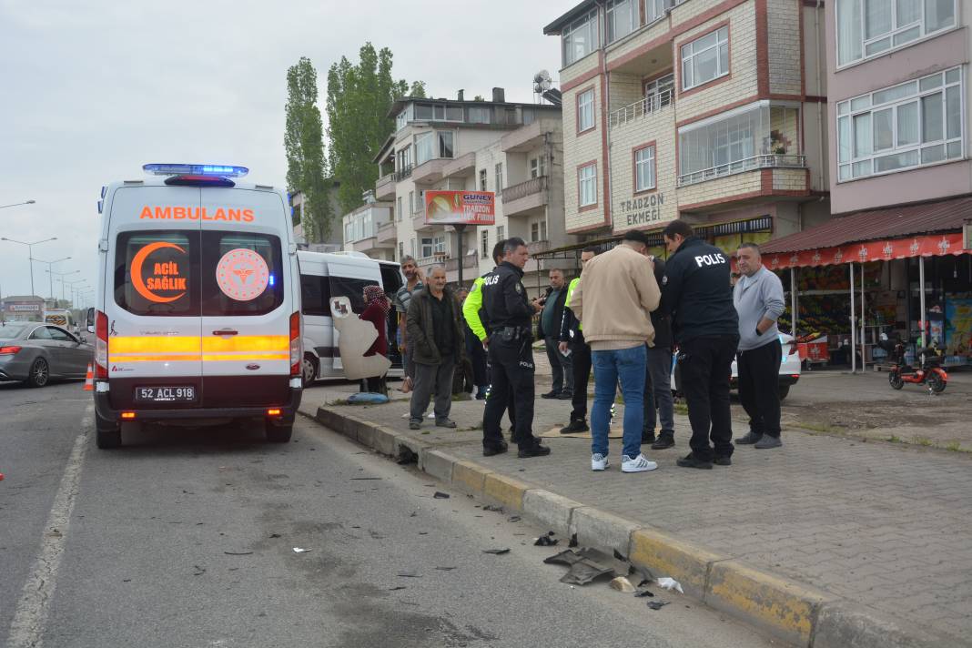Tekstil işçilerini taşıyan servis minibüsü kaza yaptı: 10 yaralı 4
