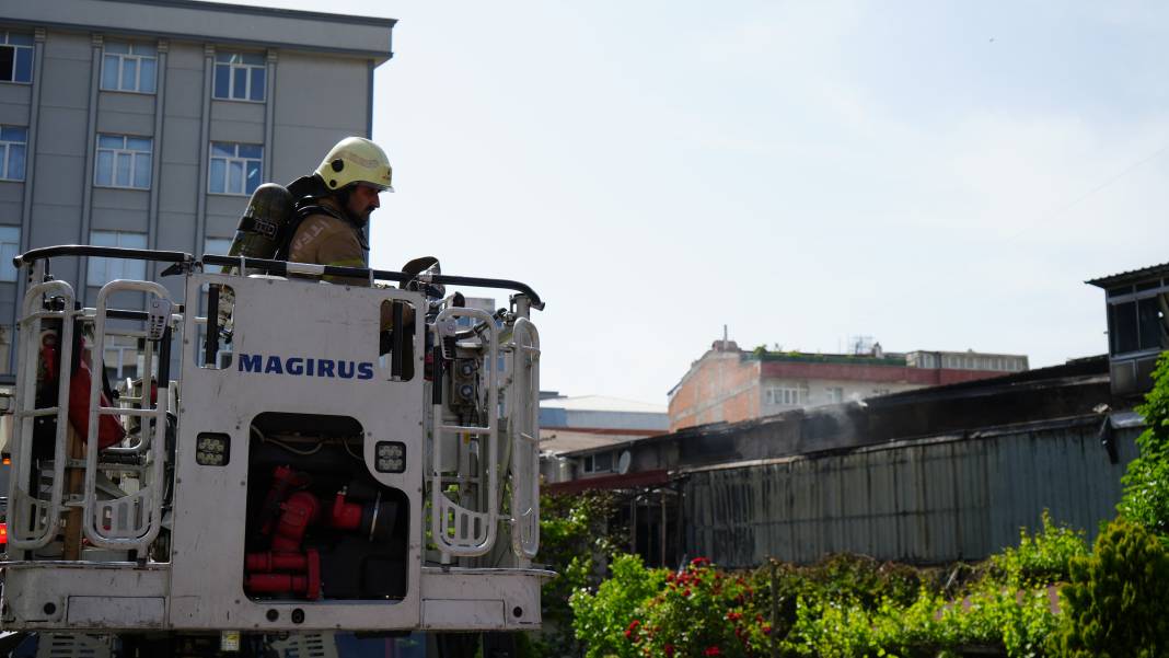 Sultangazi'de ayakkabı imalathanesinin deposunda yangın 7