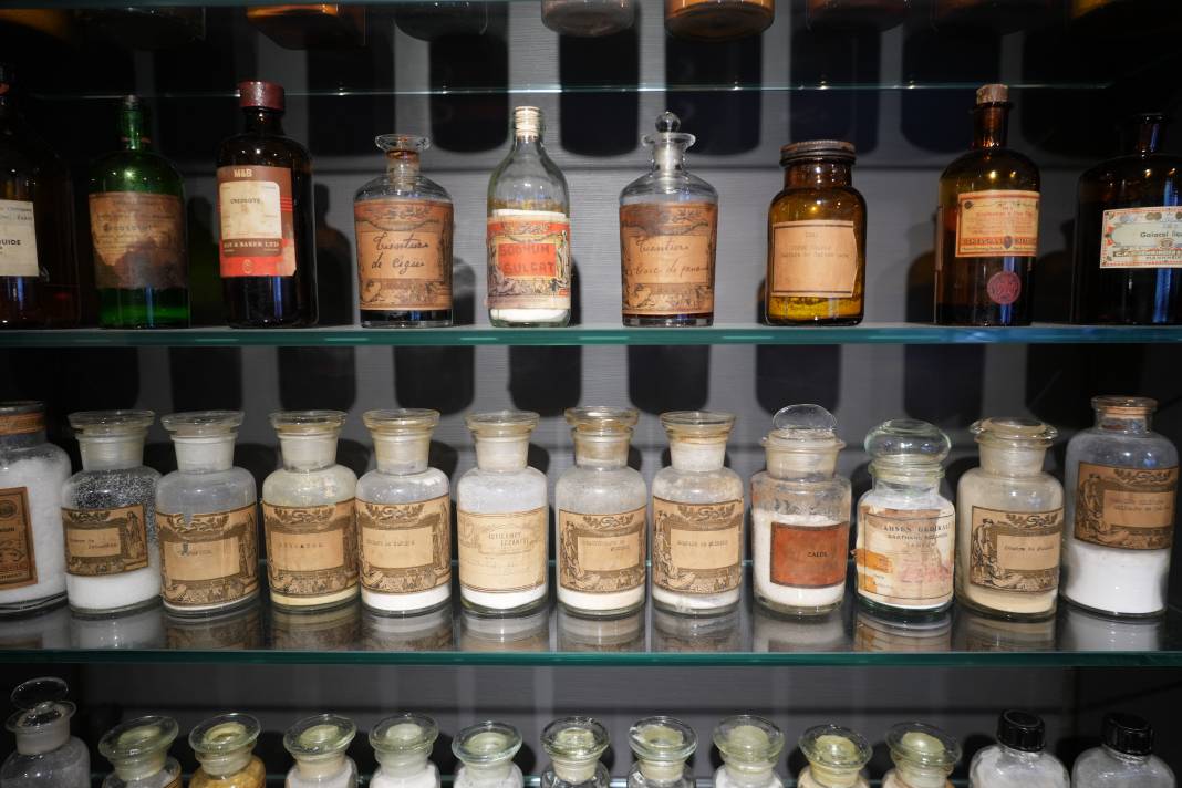 1800'lü yıllarda kullanılan ilaçlar sergileniyor 6