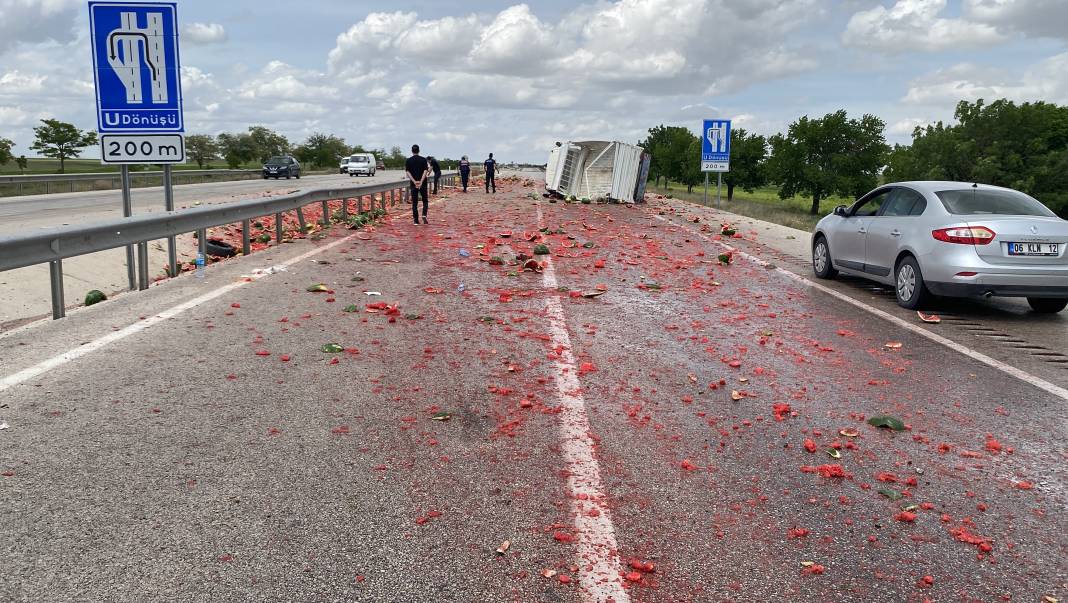 Kamyonet devrildi karpuzlar yola saçıldı. Otoyol kırmızıya boyandı 5