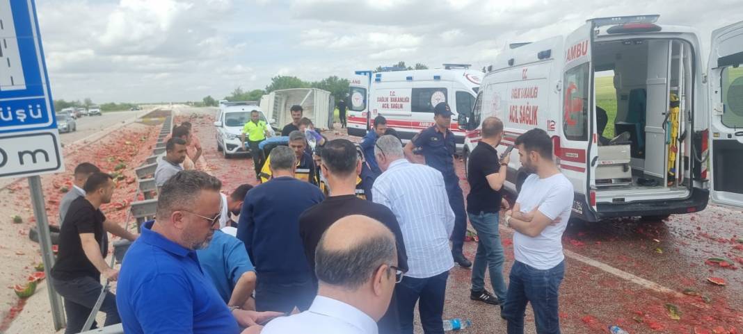 Kamyonet devrildi karpuzlar yola saçıldı. Otoyol kırmızıya boyandı 8