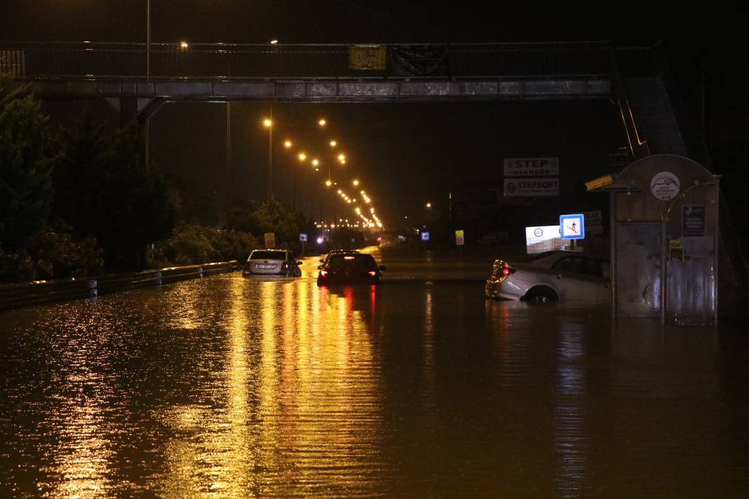 Hatay'da caddeler göle döndü: Araçlar sular içinde kayboldu 8