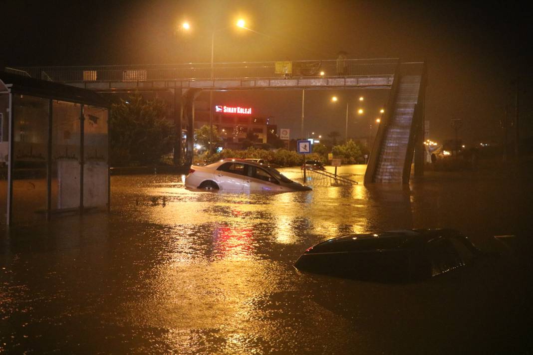 Hatay'da caddeler göle döndü: Araçlar sular içinde kayboldu 6