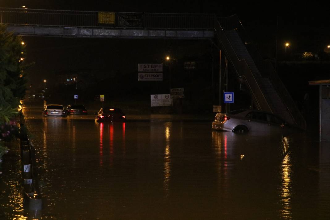 Hatay'da caddeler göle döndü: Araçlar sular içinde kayboldu 10