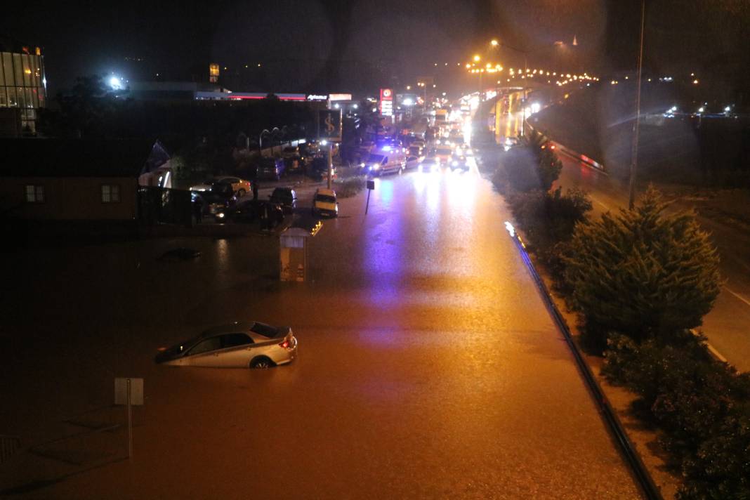 Hatay'da caddeler göle döndü: Araçlar sular içinde kayboldu 9