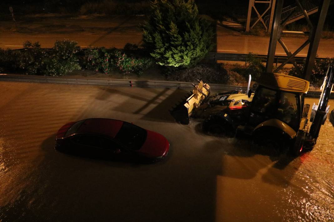 Hatay'da caddeler göle döndü: Araçlar sular içinde kayboldu 5