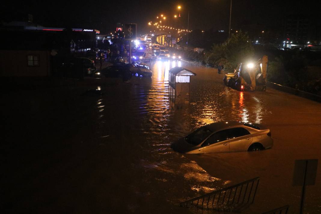 Hatay'da caddeler göle döndü: Araçlar sular içinde kayboldu 4