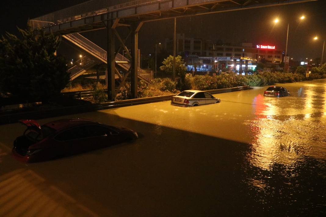 Hatay'da caddeler göle döndü: Araçlar sular içinde kayboldu 3
