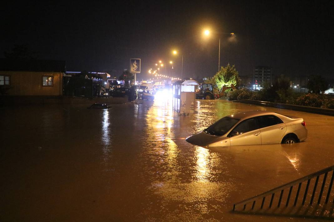 Hatay'da caddeler göle döndü: Araçlar sular içinde kayboldu 2