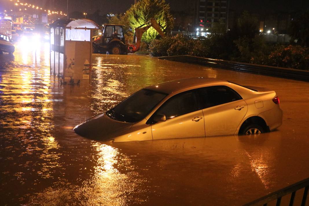 Hatay'da caddeler göle döndü: Araçlar sular içinde kayboldu 1