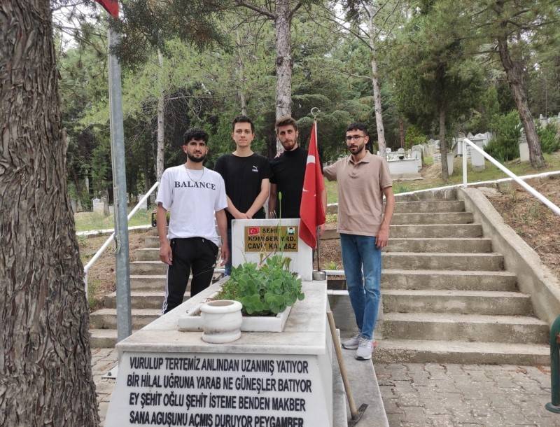 Öğrenciler şehitlerin mezarlarını temizledi 1