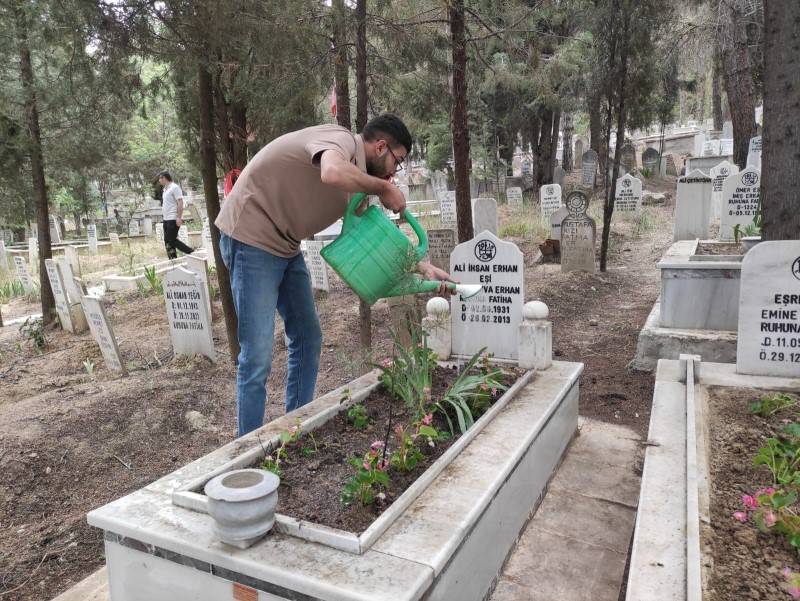 Öğrenciler şehitlerin mezarlarını temizledi 4