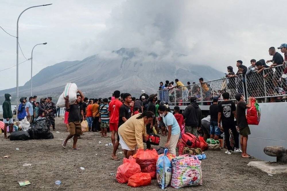 Endonezya’da yanardağ felaketi: 12 bin kişi tahliye edildi 6