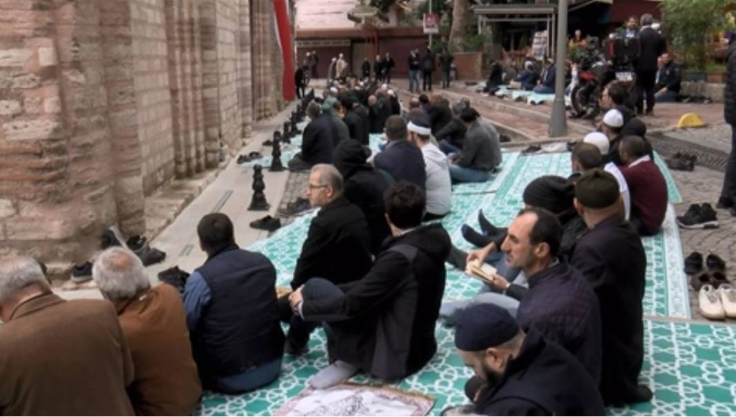 Kiliseden camiye çevrilen Kariye Camii’nde 79 yıl sonra ilk cuma namazı 32