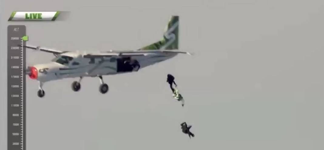7620 metre yükseklikten atlayıp paraşütsüz yere indi. Tarihte uçuş ekipmanı olmadan atlayan ilk kişi 1