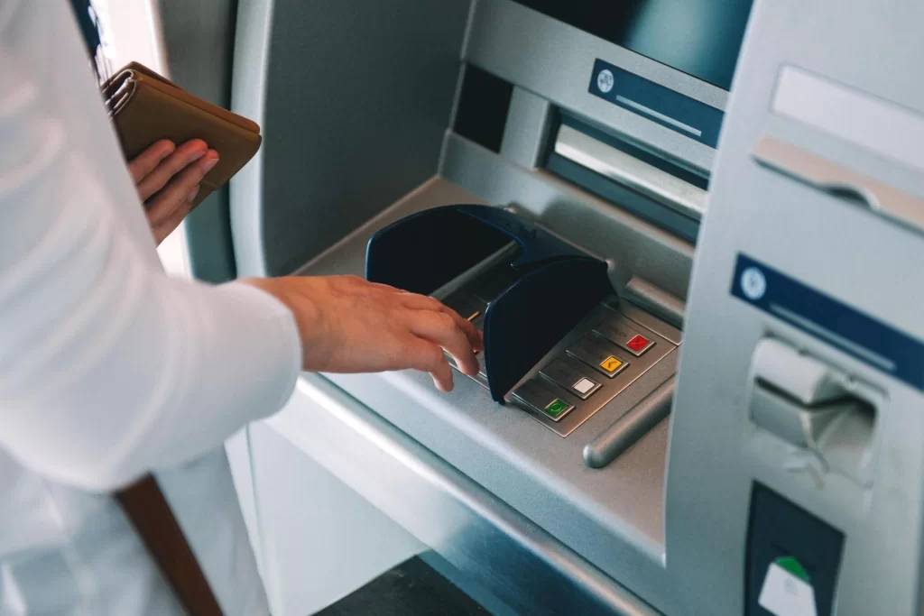 ATM'lere yeni güncelleme geldi. Artık bunu yapanın kartını ATM'ler anında yutacak 11