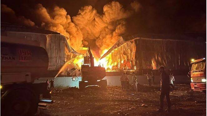 Adana'da büyük fabrika yangını. Hava desteği istendi 1