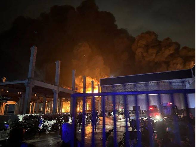 Adana'da büyük fabrika yangını. Hava desteği istendi 2