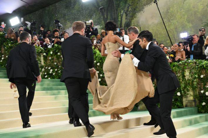 Elbisesi yüzünden merdivenleri çıkamadı. Kucaklanarak çıkarıldı 2