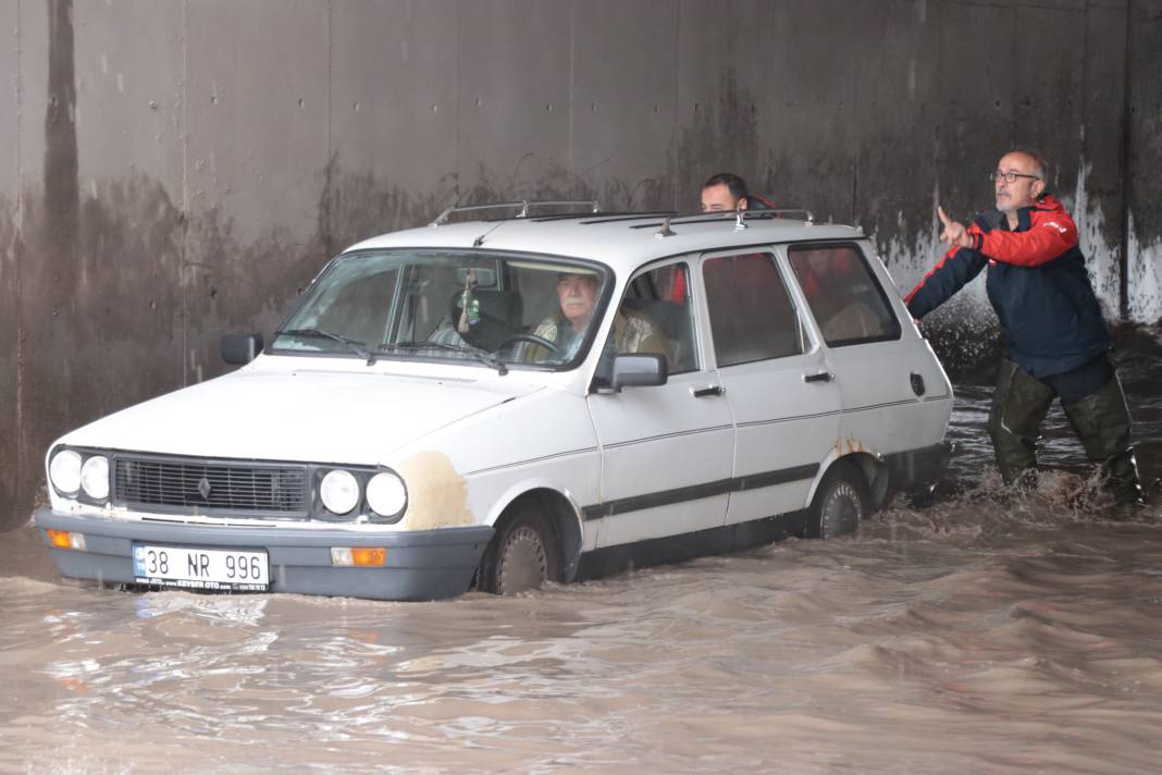 Yağmur yağdı. Kayseri'yi sel aldı 2