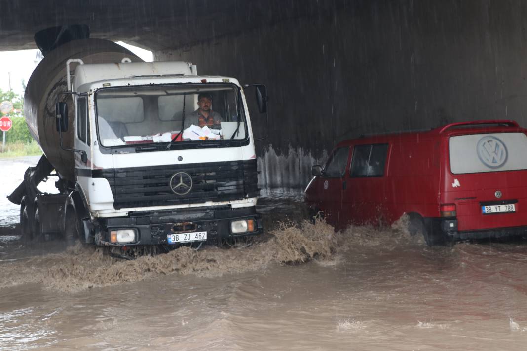 Yağmur yağdı. Kayseri'yi sel aldı 9