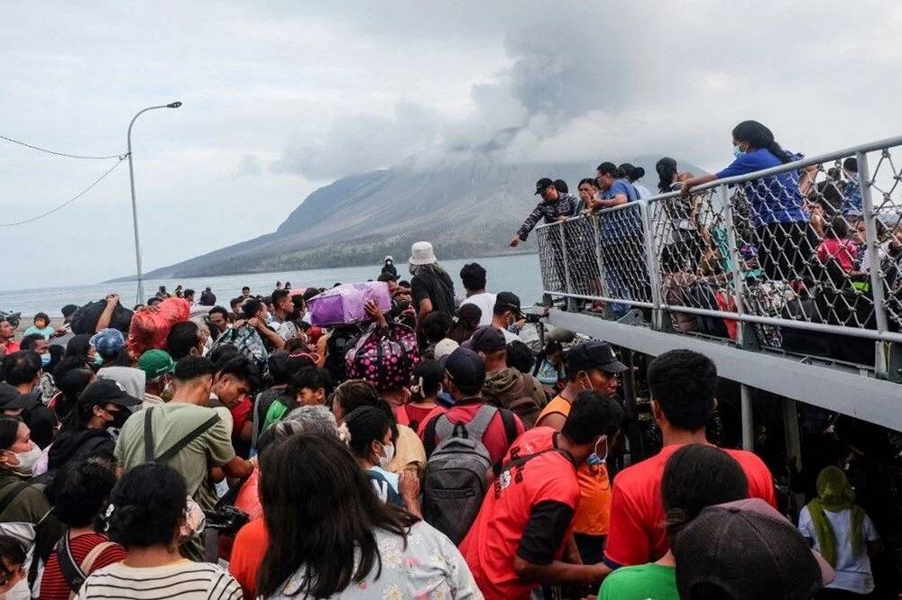 Endonezya’da yanardağ felaketi: 12 bin kişi tahliye edildi 1