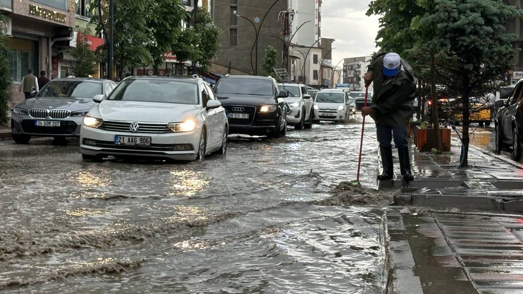 Hakkari'de yollar göle döndü 2