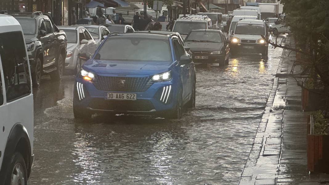 Hakkari'de yollar göle döndü 1